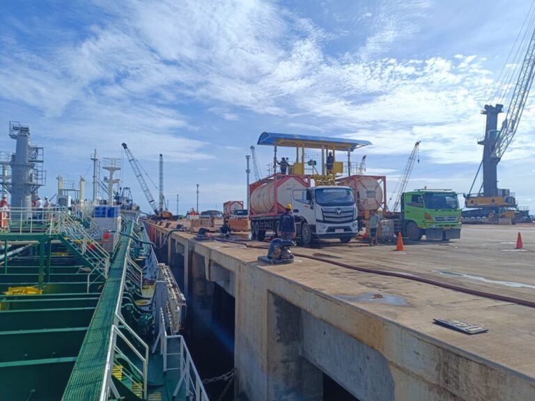 MT Sheng Hang discharging cargo at Kijing Port in Pontianak with cargo handling equipment and logistics vehicles operating alongside the vessel.