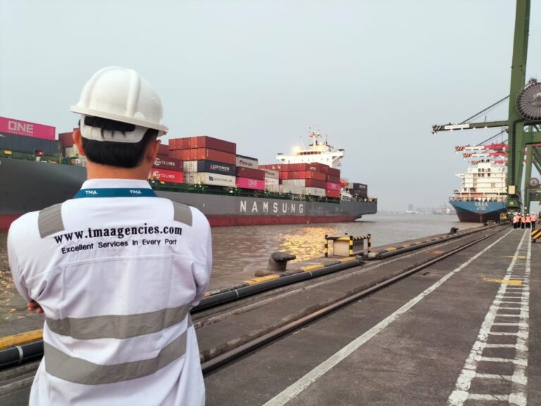 TMA Shipping personnel supervising MV Starship Venus during shifting operations from Terminal Teluk Lamung to Terminal Peti Kemas in Surabaya.
