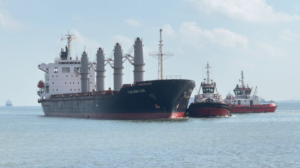 MV Tan Binh 256 assisted by tugboats during vessel maneuvering in Indonesian waters, supported by TMA GROUP's professional shipping agency and port services.